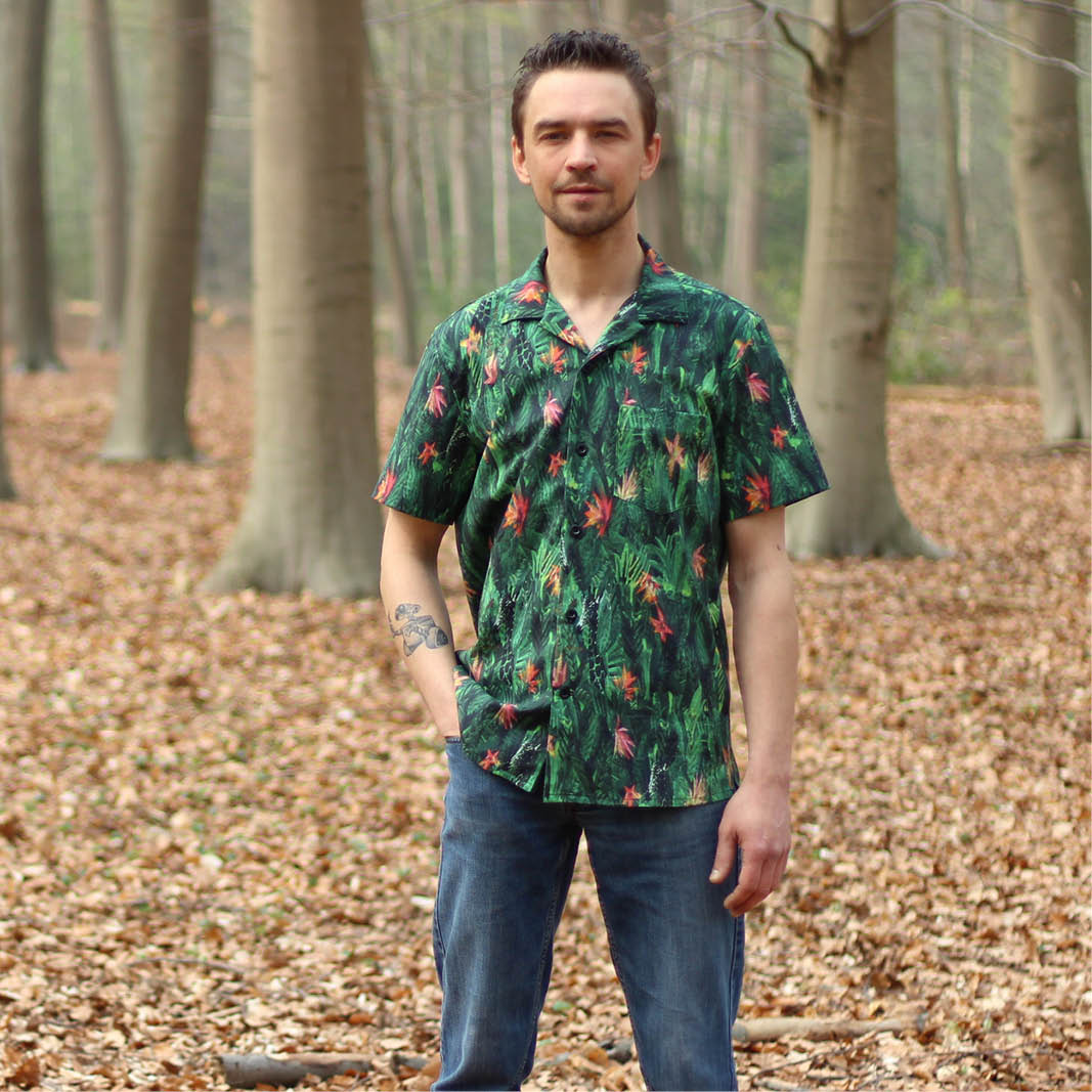 Men's Tropical Shirt,Papierschnitt,Wardrobe by me,Mann in Hemd mit Blättern in Wald