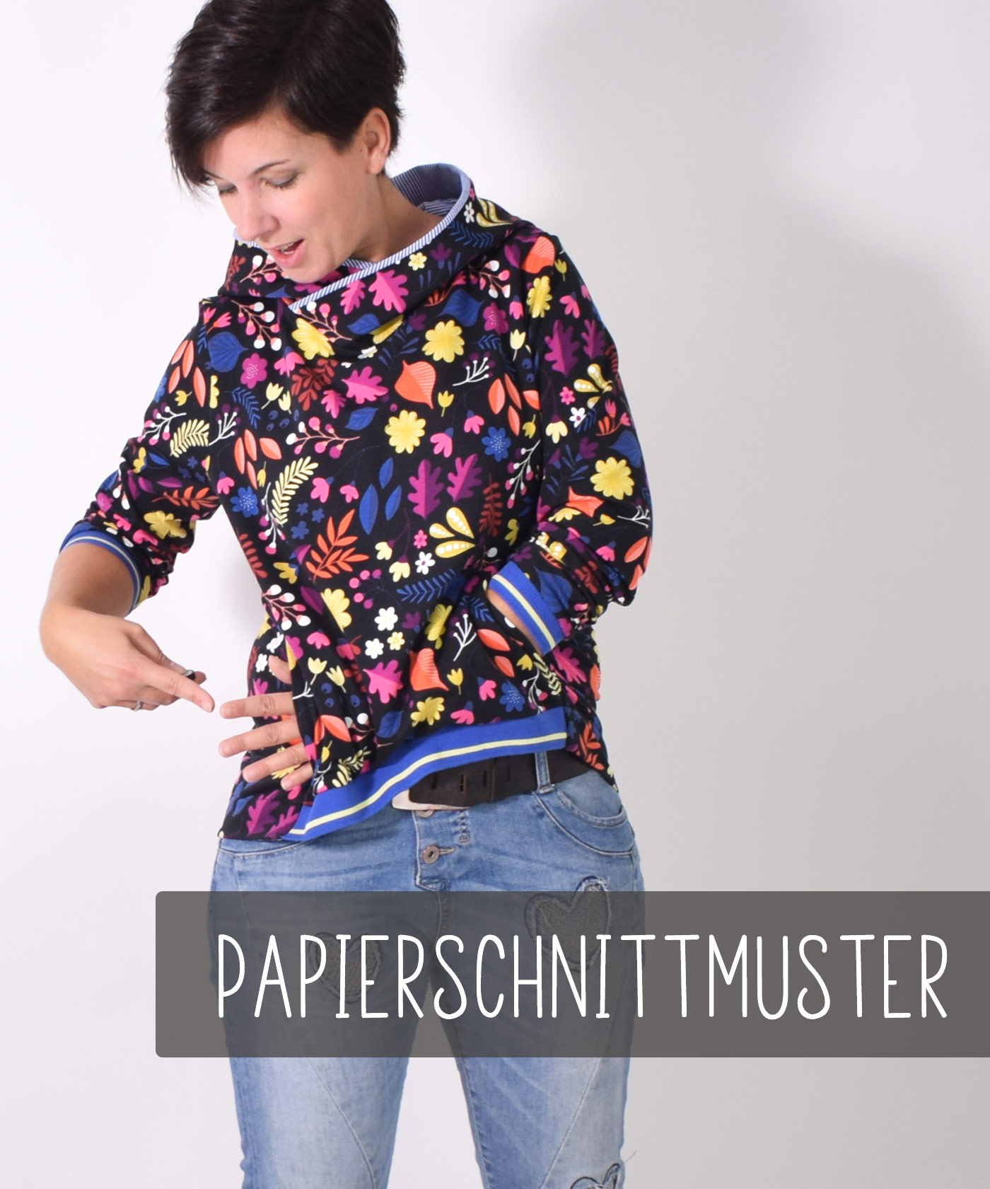 137 CUFF.pulli,Papierschnitt,Leni Pepunkt,Frau mit Sweater gemustert
