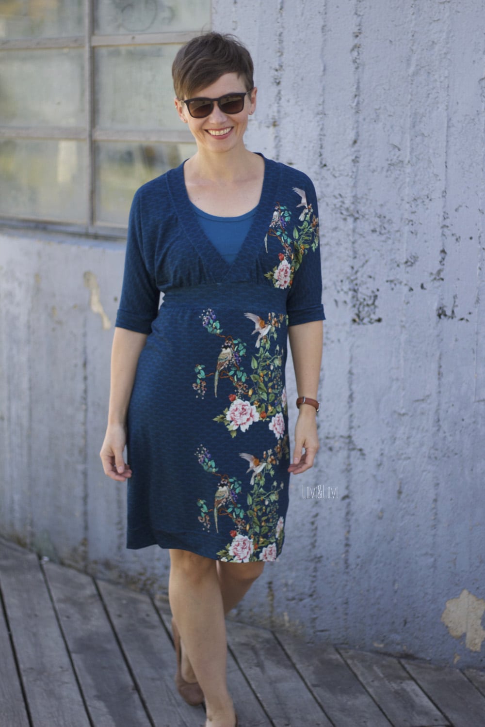 110 LINDO.kleid,Papierschnitt,Leni Pepunkt,Frau mit blauem Kleid