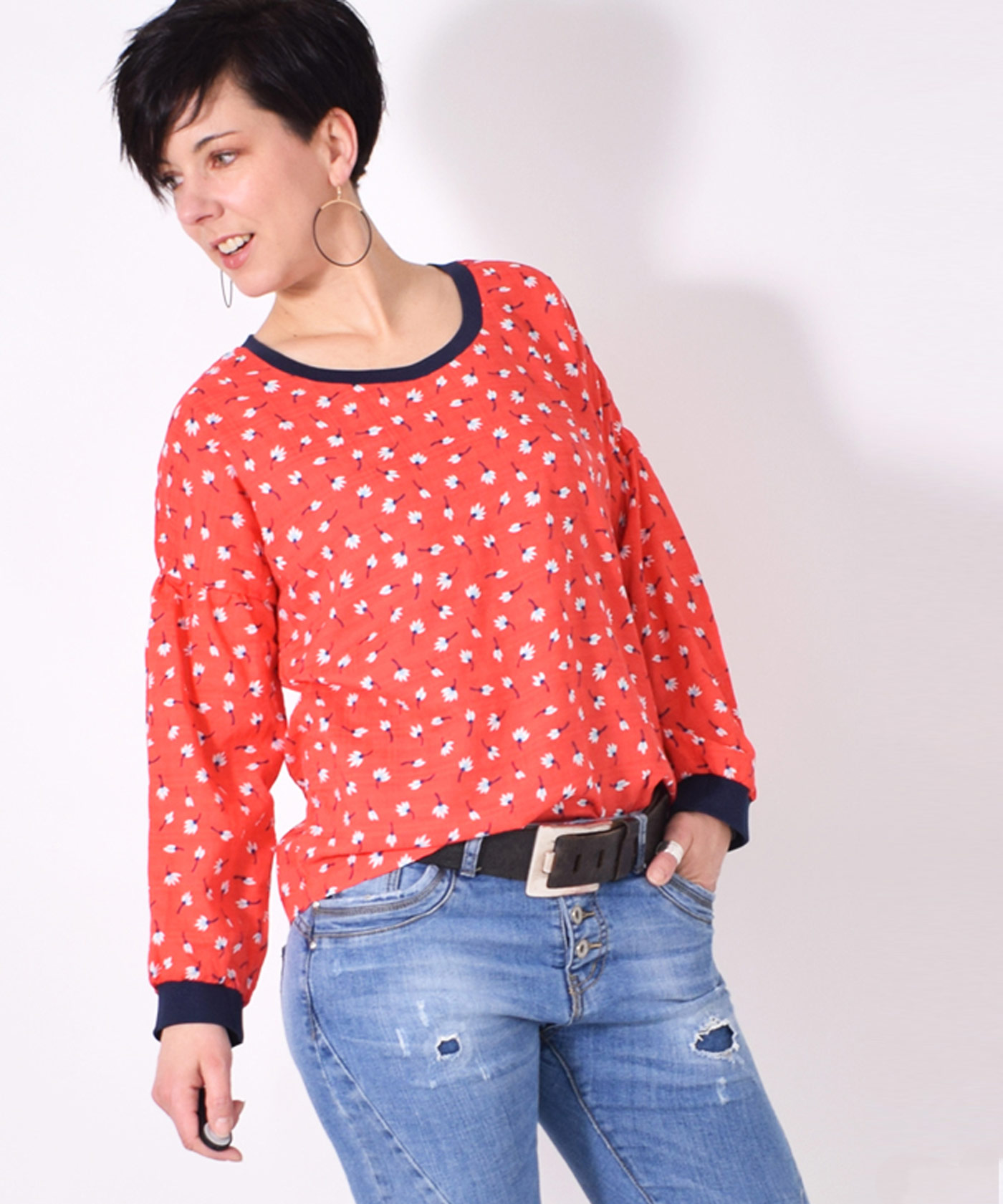 127 ORA.shirt,Papierschnitt,Leni Pepunkt,Frau mit gemustertem Sweatshirt
