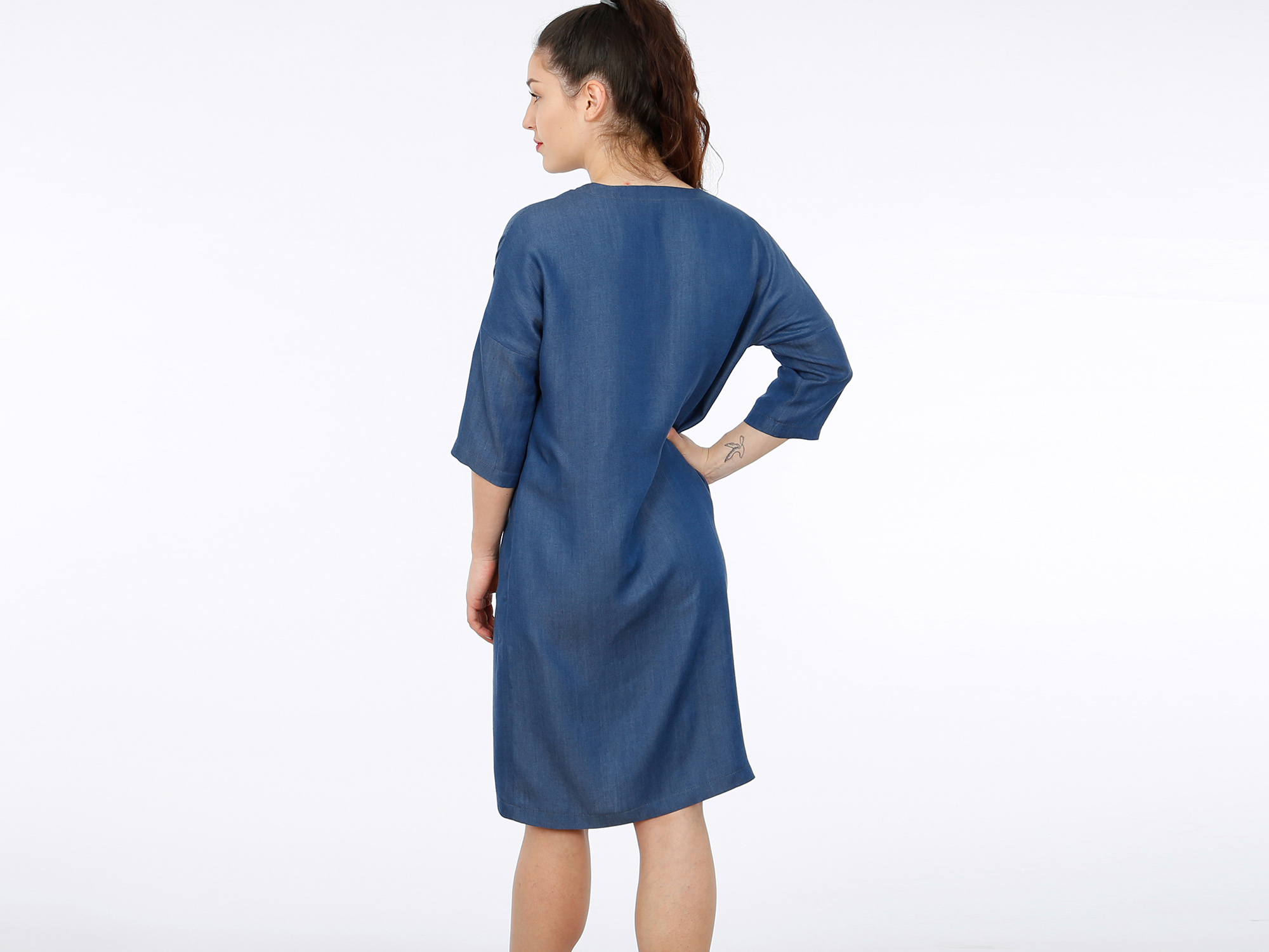 FRAU EDDA gerades Blusenkleid, Papierschnitt, von hinten