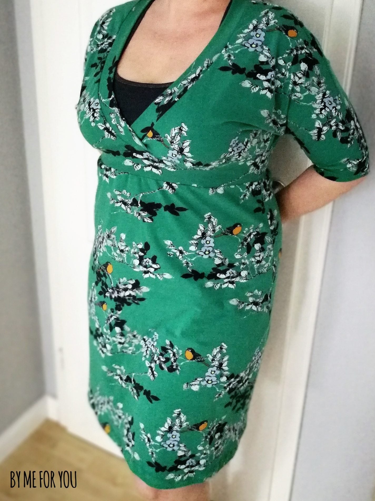 110 LINDO.kleid,Papierschnitt,Leni Pepunkt,Frau mit grünem Kleid