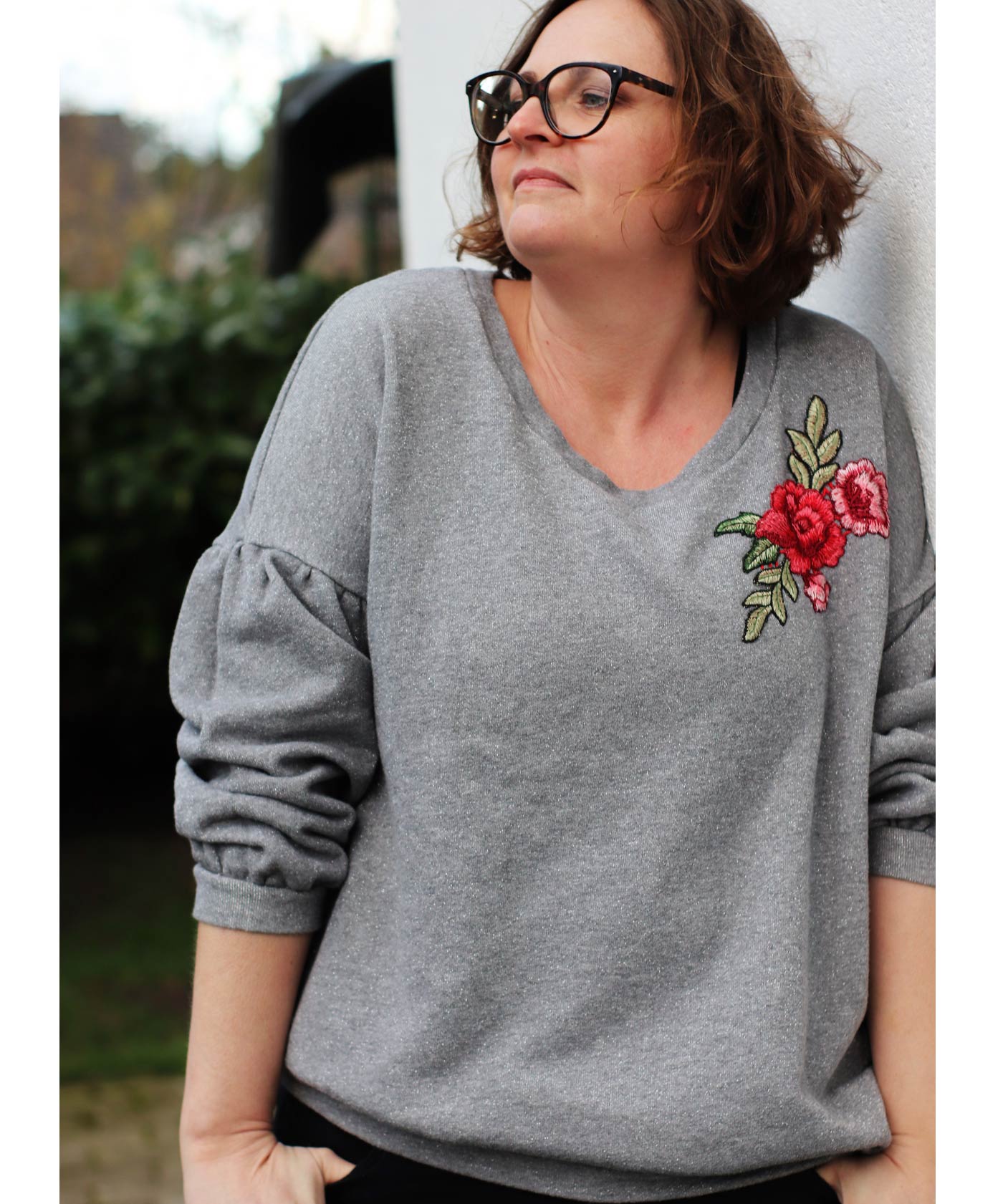 127 ORA.shirt,Papierschnitt,Leni Pepunkt,Frau mit grauem Sweatshirt