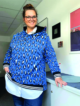 137 CUFF.pulli,Papierschnitt,Leni Pepunkt,Frau mit Pulli in blau gemustert