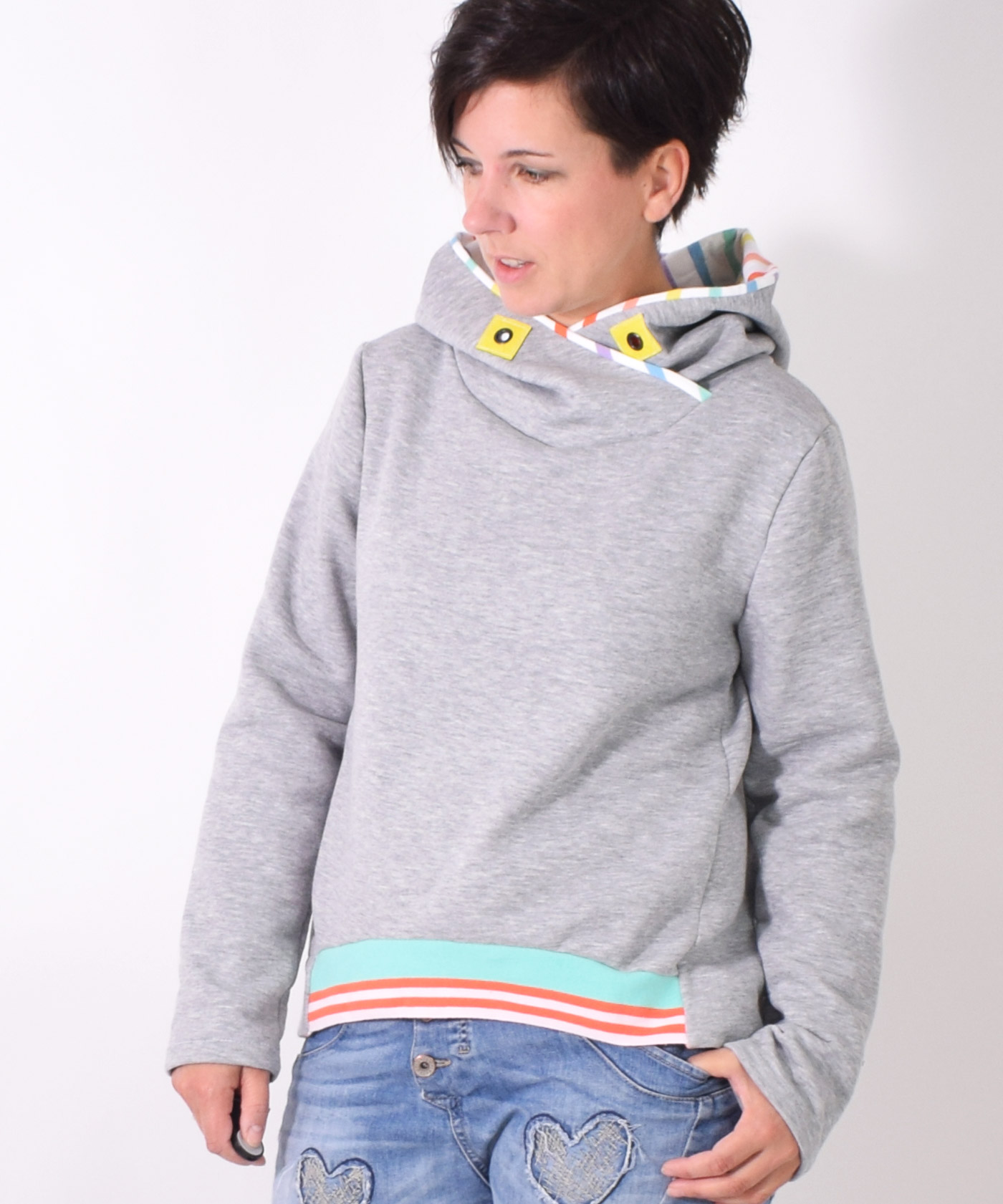 137 CUFF.pulli,Papierschnitt,Leni Pepunkt,Frau mit Hoodie in grau