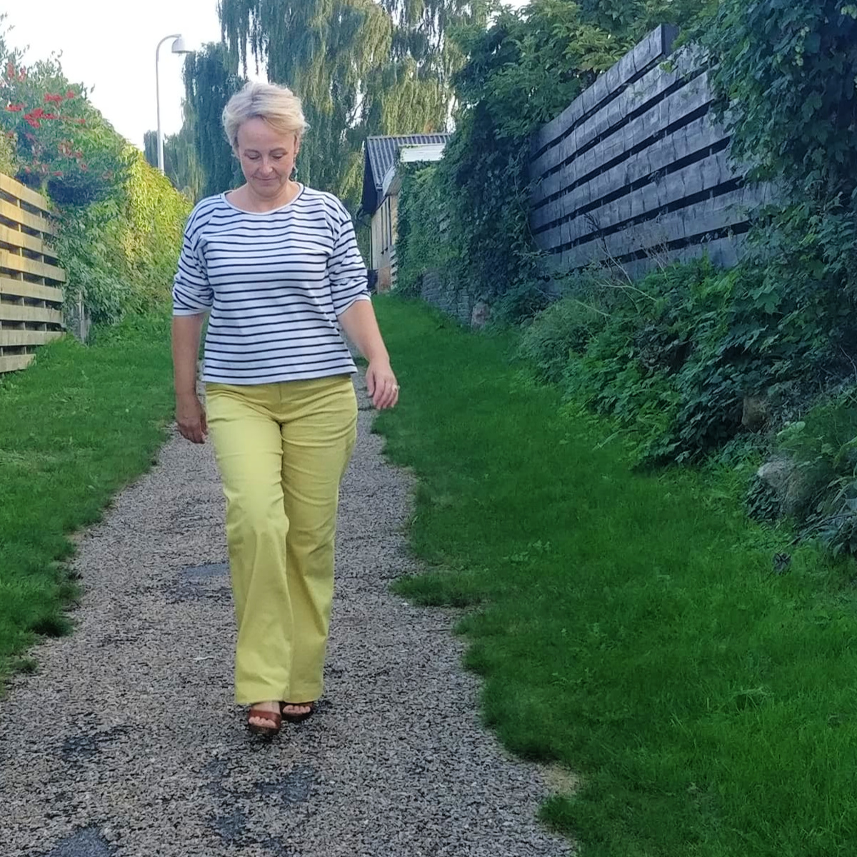 Hepburn Pants, Papierschnitt,Wardrobe by me,Beispielfoto Frau mit gelber Hose