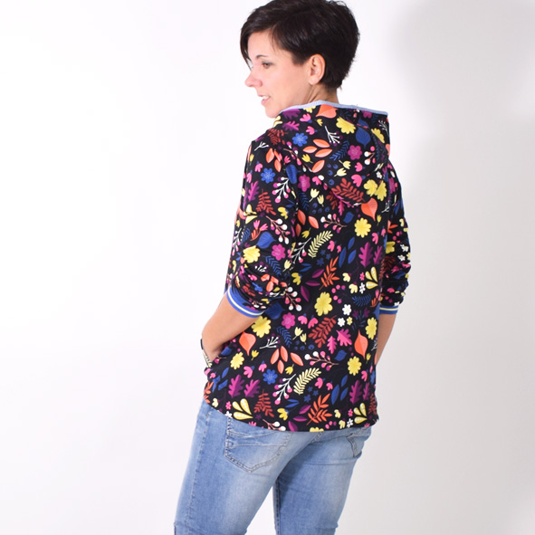 137 CUFF.pulli,Papierschnitt,Leni Pepunkt,Frau mit Kapuzenpulli