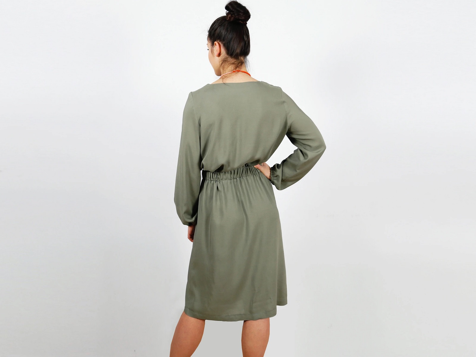 FRAU SANJA Kleid mit Gummizügen, Papierschnitt, Ansicht von hinten