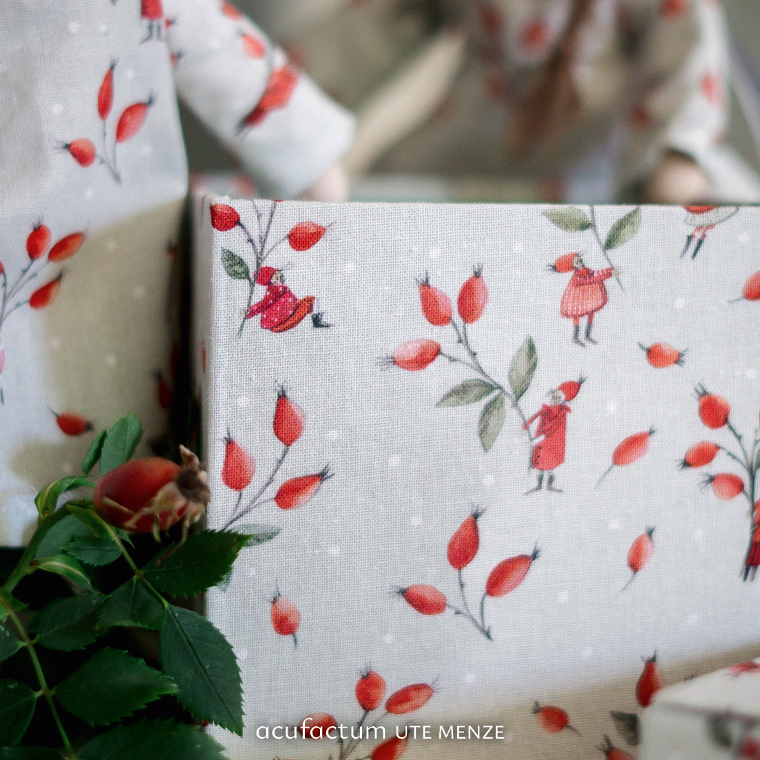 acufactum - Cotton fabric - Rosehip dance - Silke Leffler