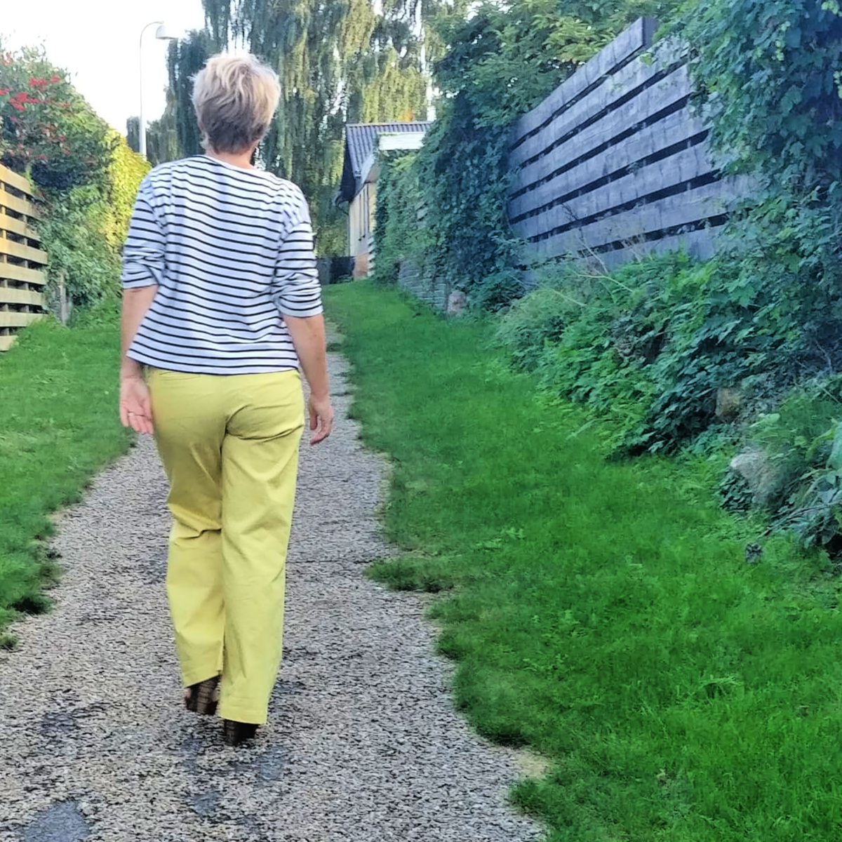 Hepburn Pants, Papierschnitt,Wardrobe by me,Beispielfoto Frau mit gelber Hose Rückansicht