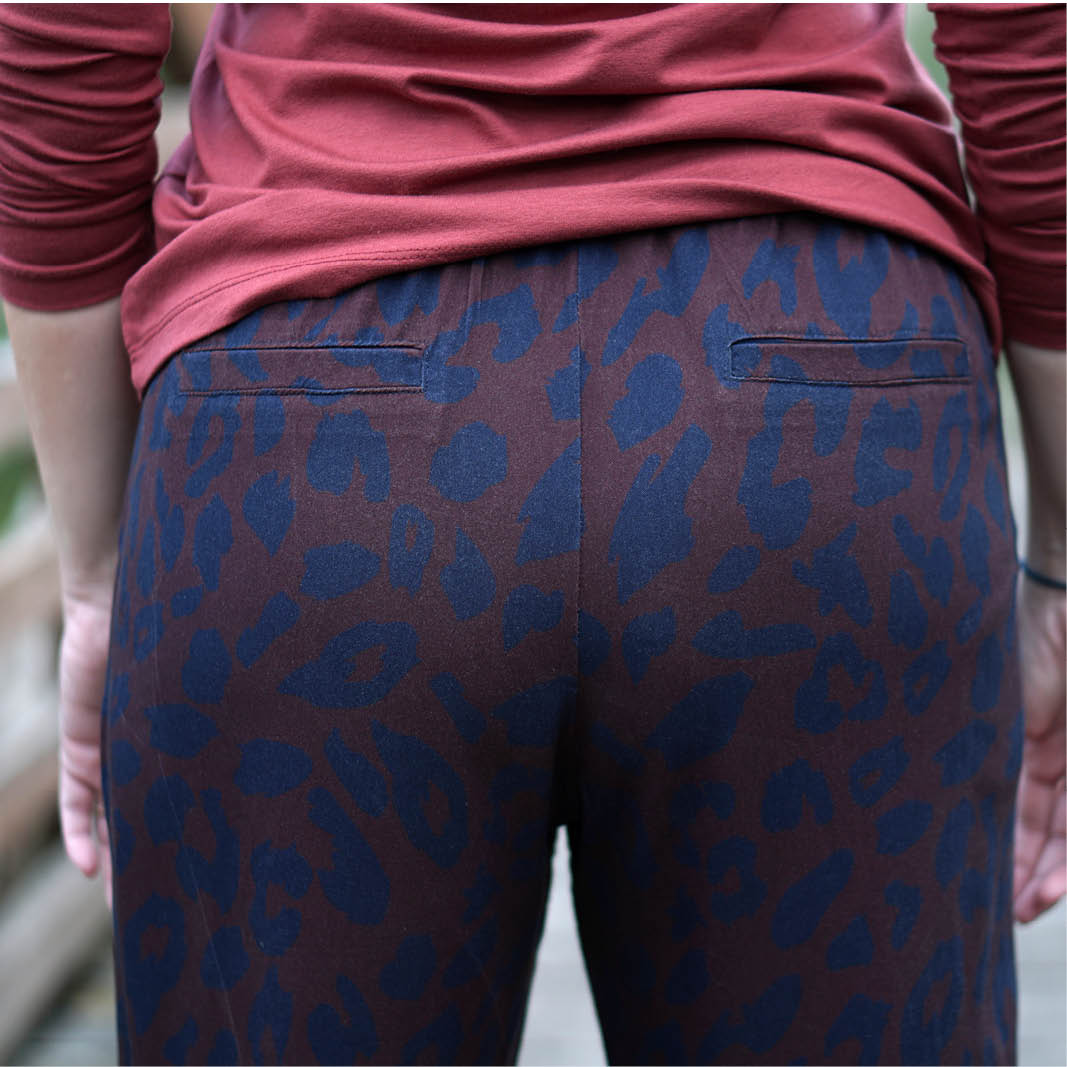 Easy Pants,Papierschnitt,Wardrobe by me,Rückansicht Damenhose gemustert