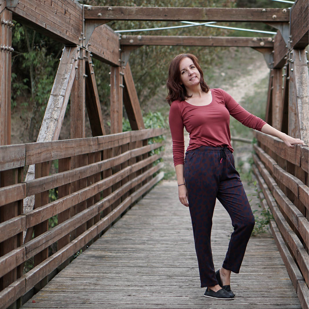 Easy Pants,Papierschnitt,Wardrobe by me,Frau mit gemusterter Schlupfhose auf Brücke