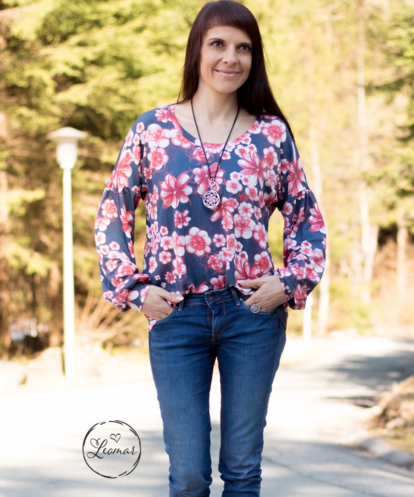 127 ORA.shirt,Papierschnitt,Leni Pepunkt,Frau mit floral gemustertem Shirt