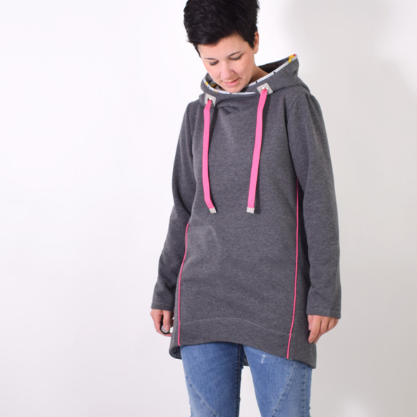 137 CUFF.pulli,Papierschnitt,Leni Pepunkt,Frau mit Hoodie in grau mit pinken Bändern