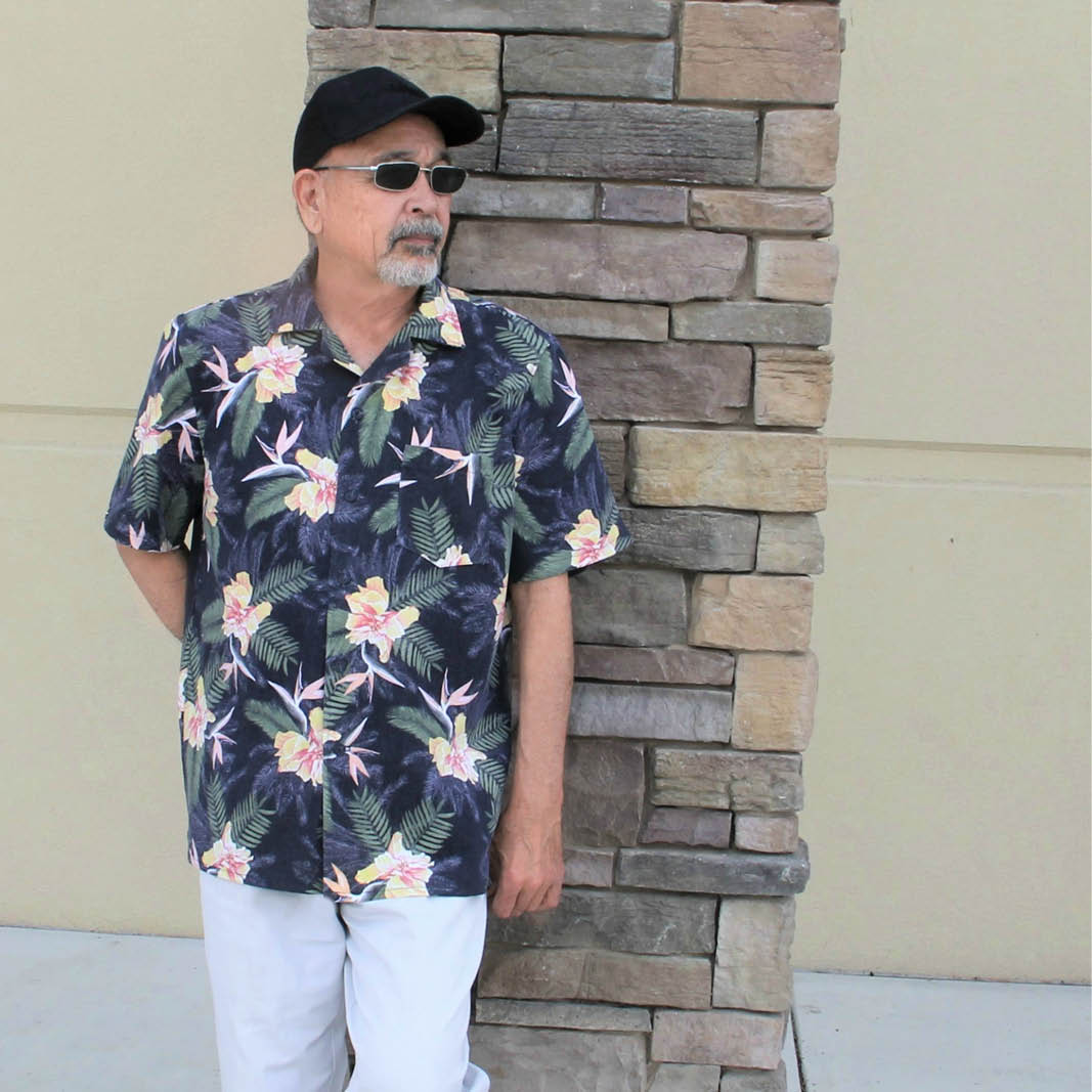 Men's Tropical Shirt,Papierschnitt,Wardrobe by me,Mann mit Sonnenbrille und Cap in Hawaii Hemd vor Mauer